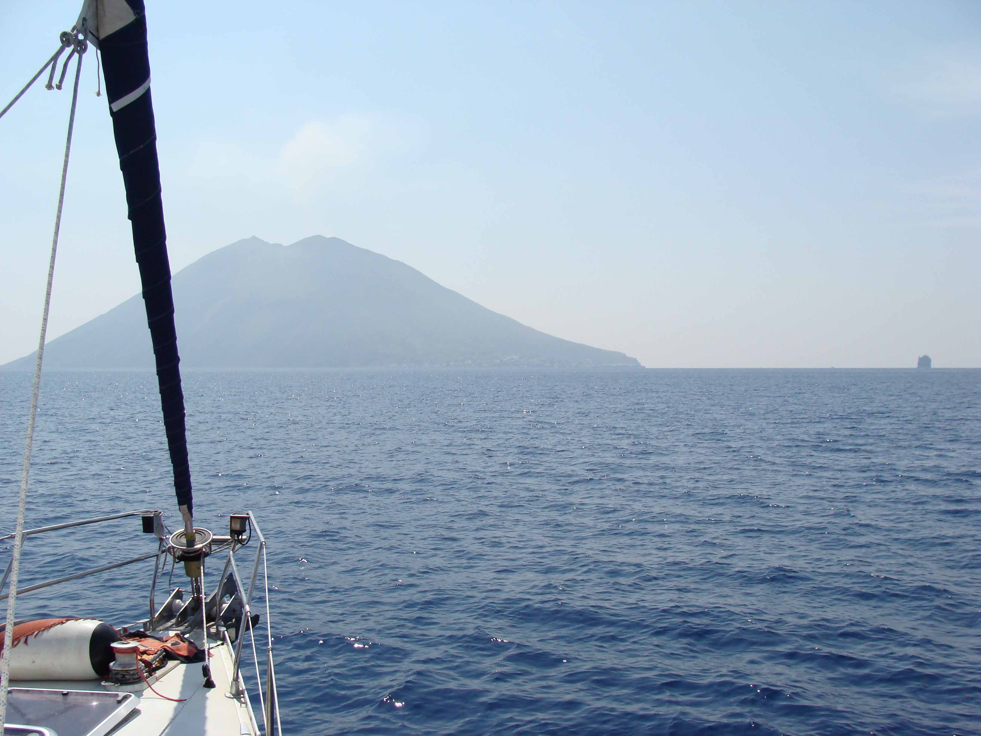 SegeltÃ¶rn in den Liparischen Inseln, Tyrrhenisches Meer, Italien; Stromboli ahoi