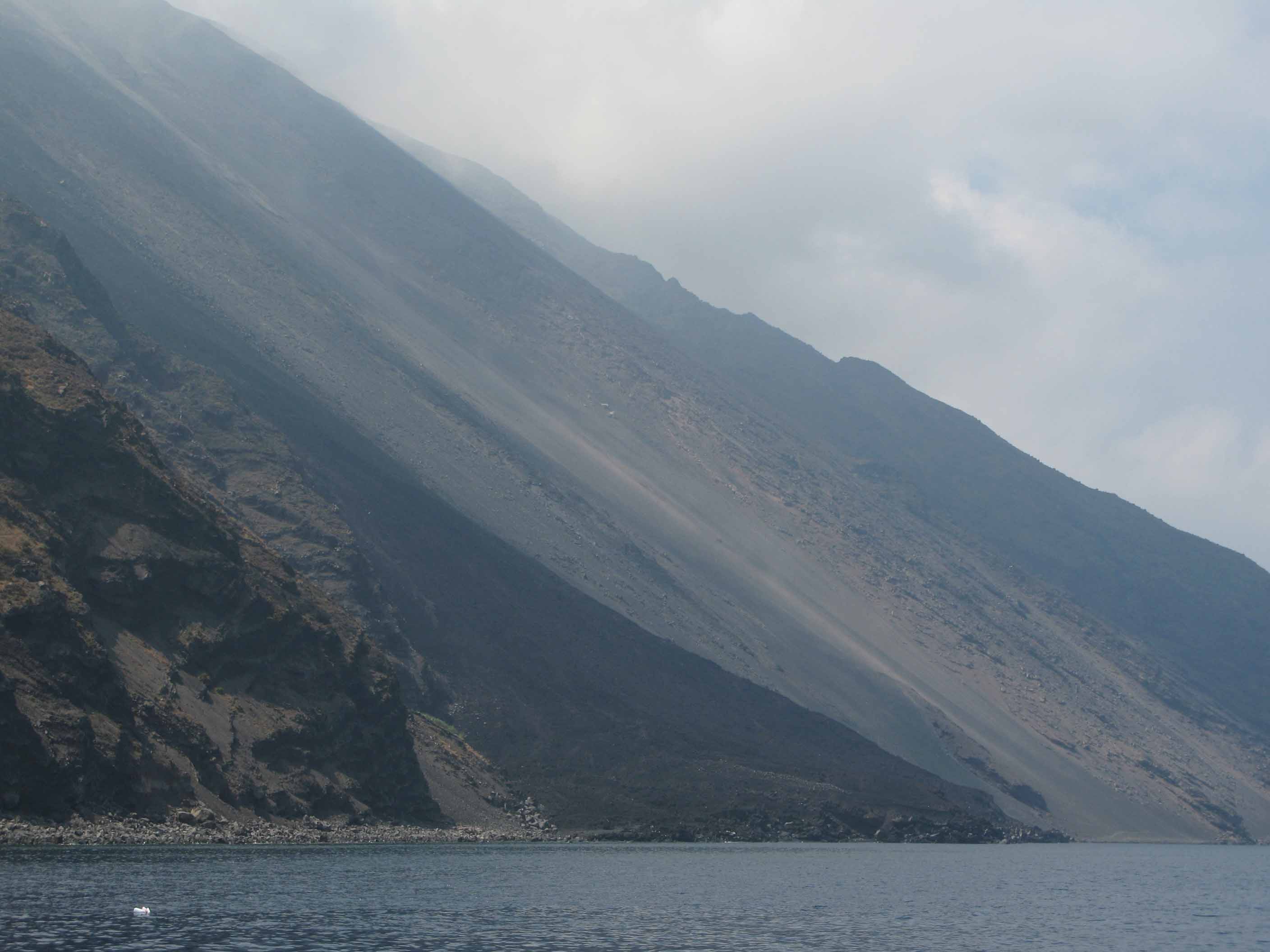 SegeltÃ¶rn in den Liparischen Inseln, Tyrrhenisches Meer, Italien; Stromboli Westflanke bei Tag, es regnet Gesteinsbrocken