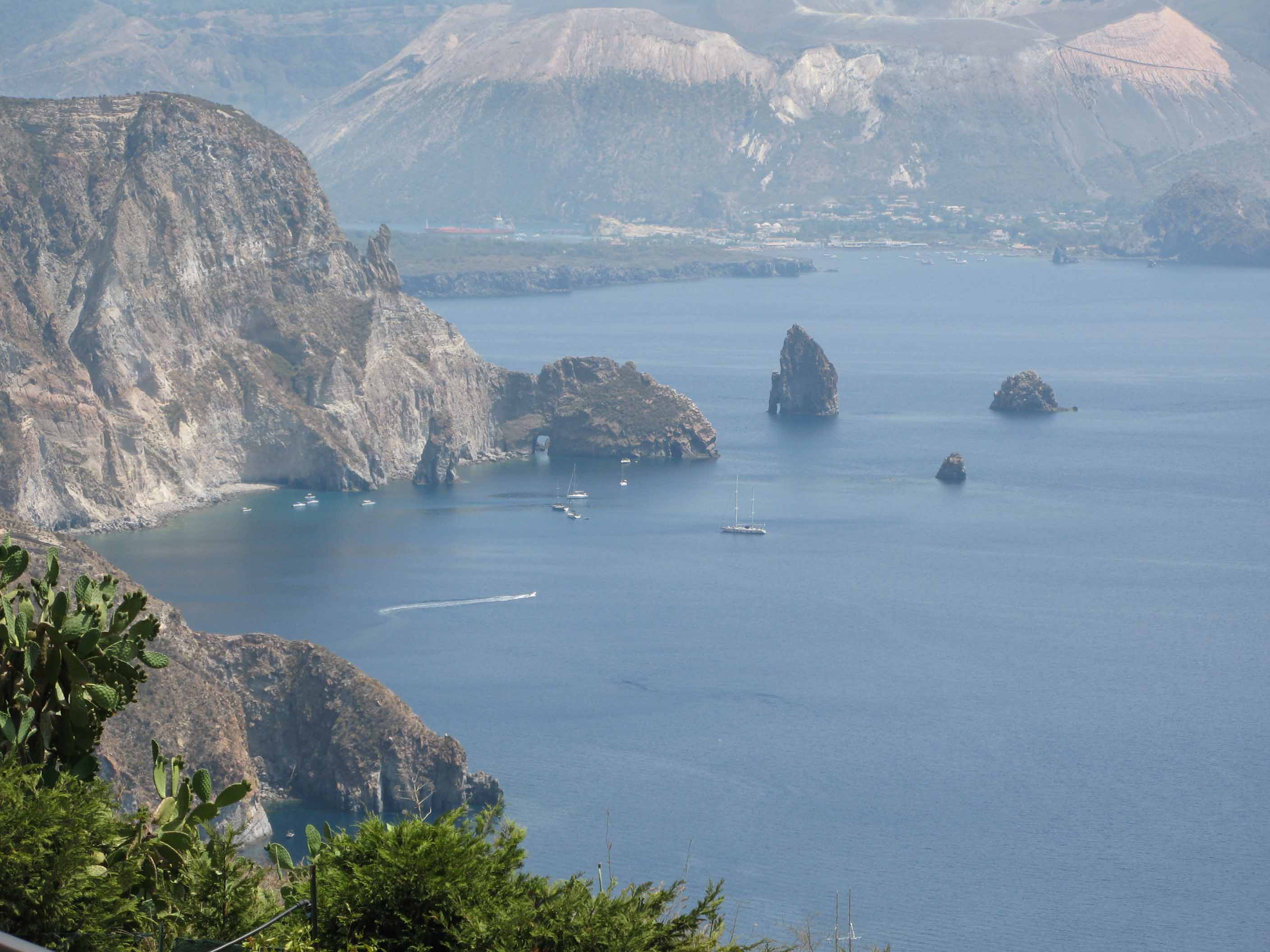 SegeltÃ¶rn in den Liparischen Inseln, Tyrrhenisches Meer, Italien; Tagesausflug mit MotorrÃ¤dern auf Lipari, im Hintergrund Volcano, Porto di Levante (l.) und Porto Ponente (r.)