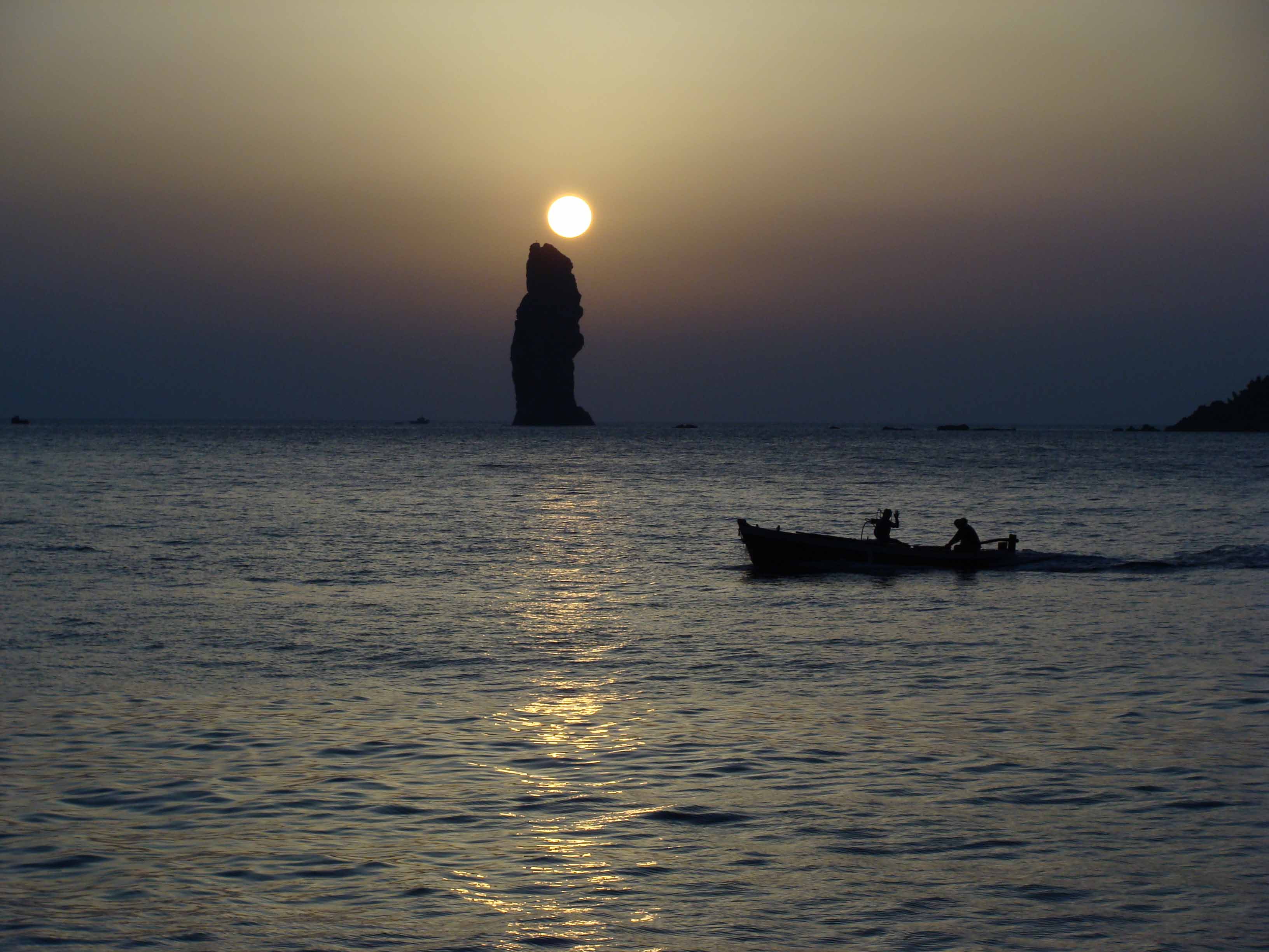 SegeltÃ¶rn in den Liparischen Inseln, Tyrrhenisches Meer, Italien; Sunset an Filicudi's WestkÃ¼ste