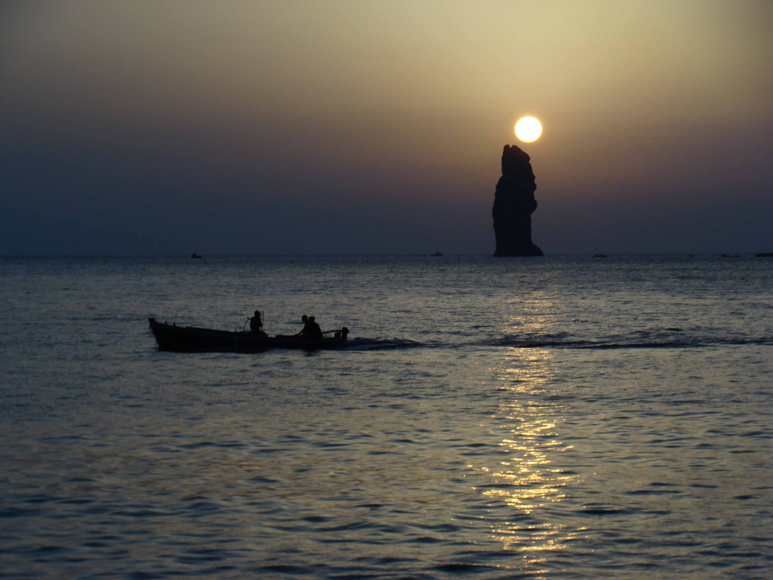 SegeltÃ¶rn in den Liparischen Inseln, Tyrrhenisches Meer, Italien; Sunset an Filicudi's WestkÃ¼ste