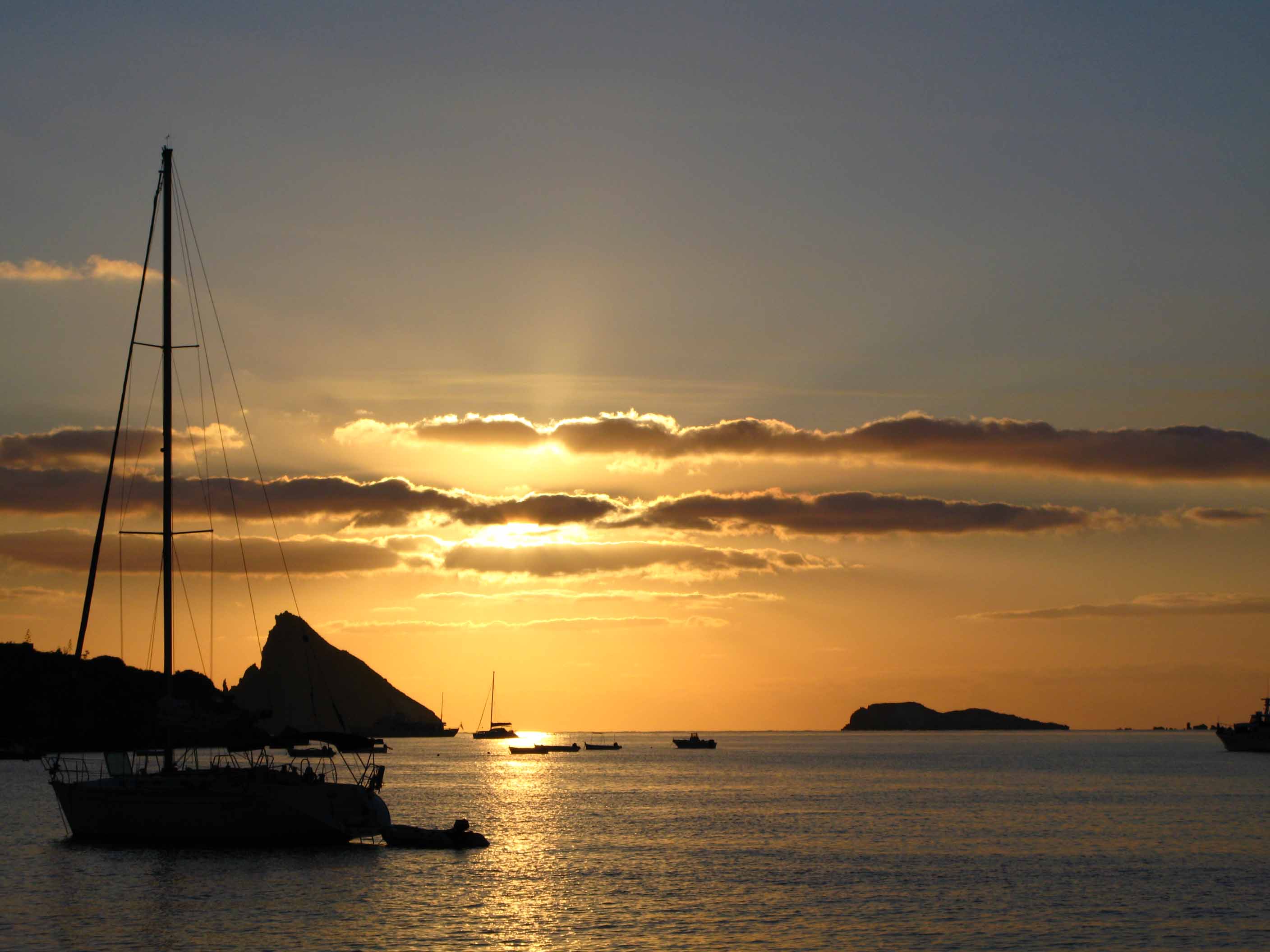 SegeltÃ¶rn in den Liparischen Inseln, Tyrrhenisches Meer, Italien; Panarea, Caletta dei Zimmari, Sonnenaufgang kurz vor der Heimfahrt ans Festland