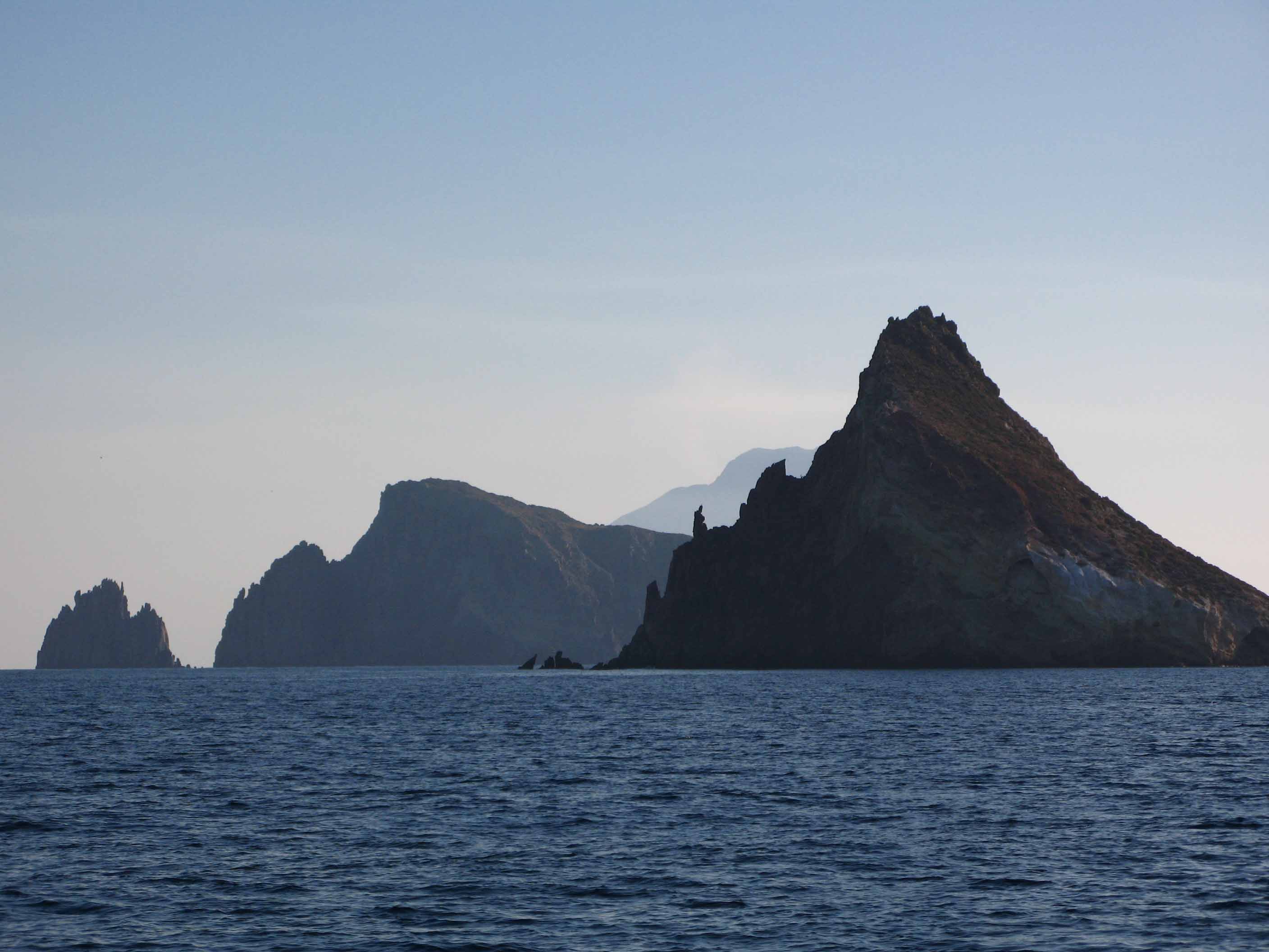 SegeltÃ¶rn in den Liparischen Inseln, Tyrrhenisches Meer, Italien; Felsformationen vor Panarea